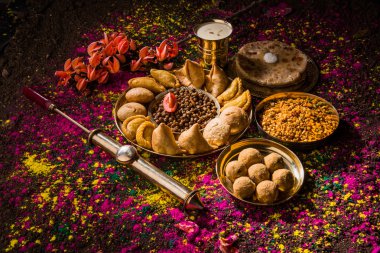 Holi festival gıda ile renkler, Hint festival holi, samosa, kachori, laddu, gujiya, palash çiçek, thandai, farsan, puran poli veya roti, renkleri Hindistan festival holi denilen