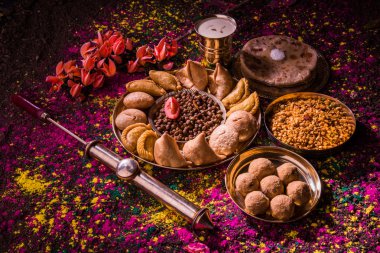 Holi festival gıda ile renkler, Hint festival holi, samosa, kachori, laddu, gujiya, palash çiçek, thandai, farsan, puran poli veya roti, renkleri Hindistan festival holi denilen