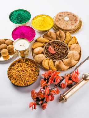 Holi festival gıda ile renkler, Hint festival holi, samosa, kachori, laddu, gujiya, palash çiçek, thandai, farsan, puran poli veya roti, renkleri Hindistan festival holi denilen