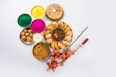 Holi festival gıda ile renkler, Hint festival holi, samosa, kachori, laddu, gujiya, palash çiçek, thandai, farsan, puran poli veya roti, renkleri Hindistan festival holi denilen