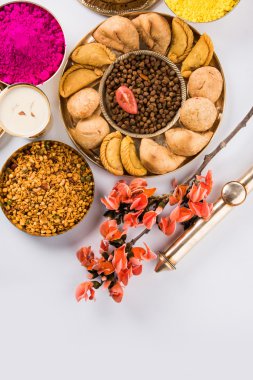 Holi festival gıda ile renkler, Hint festival holi, samosa, kachori, laddu, gujiya, palash çiçek, thandai, farsan, puran poli veya roti, renkleri Hindistan festival holi denilen