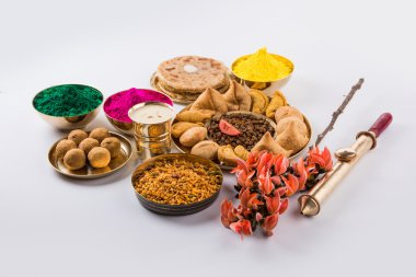Holi festival gıda ile renkler, Hint festival holi, samosa, kachori, laddu, gujiya, palash çiçek, thandai, farsan, puran poli veya roti, renkleri Hindistan festival holi denilen