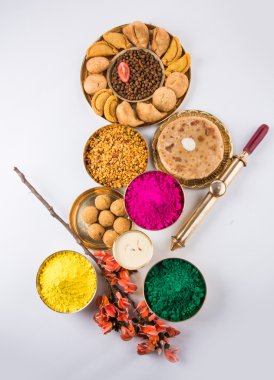 Holi festival gıda ile renkler, Hint festival holi, samosa, kachori, laddu, gujiya, palash çiçek, thandai, farsan, puran poli veya roti, renkleri Hindistan festival holi denilen