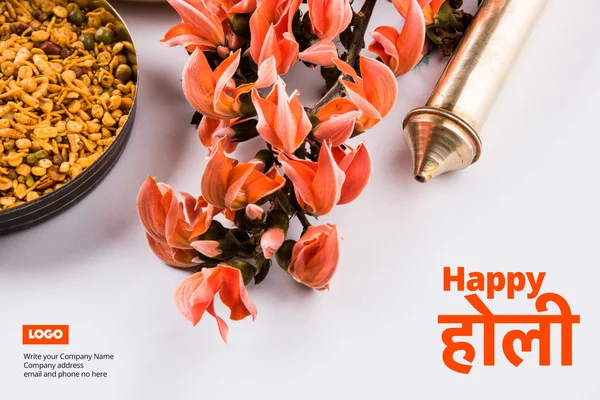 Boldog Holi üdvözlőkártya, Holi kívánja, üdvözlőlap az indiai színfesztivál nevű Holi, szezon üdvözletét, indiai fesztivál üdvözlés, indiai, az élelmiszer-színek rendezett a földön a Holi Üdvözlet — Stock Fotó