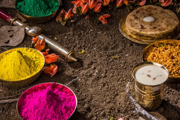 Holi Festiwal żywności z kolorów, indian holi Festiwal, samosa, kachori, laddu, klucz, kwiat palash, thandai, farsan, puran poli lub roti, indyjskich festiwal kolorów o nazwie holi — Zdjęcie stockowe
