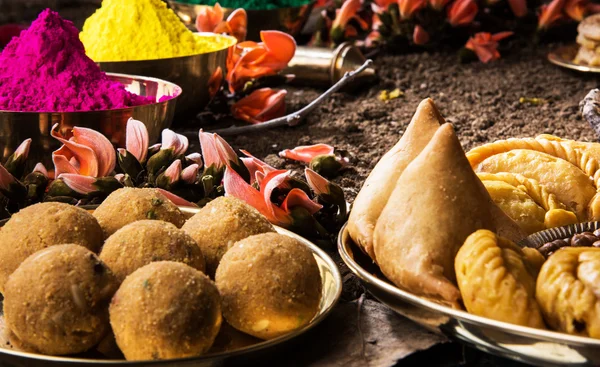 Holi festival makanan dengan warna, India festival holi, samosa, kachori, laddu, gujiya, palash bunga, thandai, farsan, puran poli atau roti, India festival warna yang disebut holi — Stok Foto