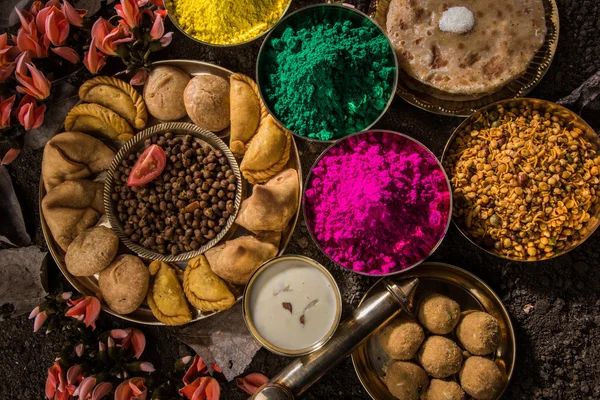 Holi festival food with colours, indian festival holi, samosa, kachori, laddu, gujiya, palash flower, thandai, farsan, puran poli or roti, indian festival of colours called holi — Stock Photo, Image