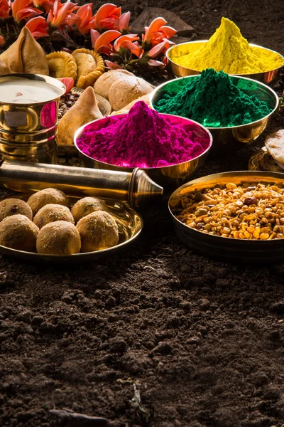 Holi festival food with colours, indian festival holi, samosa, kachori, laddu, gujiya, palash flower, thandai, farsan, puran poli or roti, indian festival of colours called holi — Stock Photo, Image