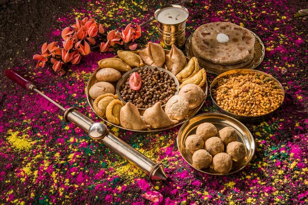 색상, 인도 축제 holi, samosa, kachori, laddu, gujiya, palash 꽃, thandai, farsan, puran poli 또는 roti, 색상의 인도 축제 holi 축제 음식 이라고 holi — 스톡 사진