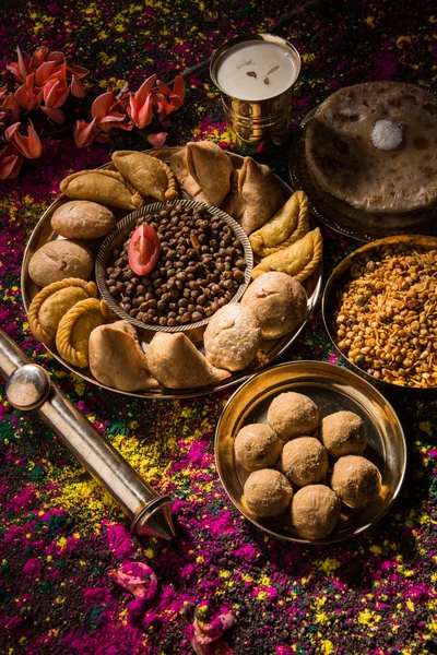 Holi festival food with colours, indian festival holi, samosa, kachori, laddu, gujiya, palash flower, thandai, farsan, puran poli or roti, indian festival of colours called holi — Stock Photo, Image