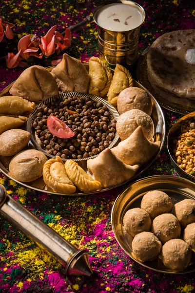 Holi Festiwal żywności z kolorów, indian holi Festiwal, samosa, kachori, laddu, klucz, kwiat palash, thandai, farsan, puran poli lub roti, indyjskich festiwal kolorów o nazwie holi — Zdjęcie stockowe
