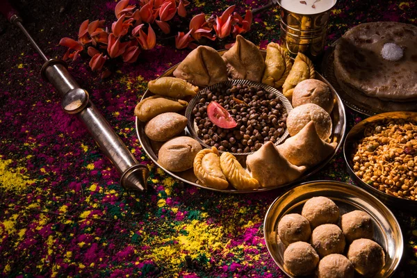 색상, 인도 축제 holi, samosa, kachori, laddu, gujiya, palash 꽃, thandai, farsan, puran poli 또는 roti, 색상의 인도 축제 holi 축제 음식 이라고 holi — 스톡 사진