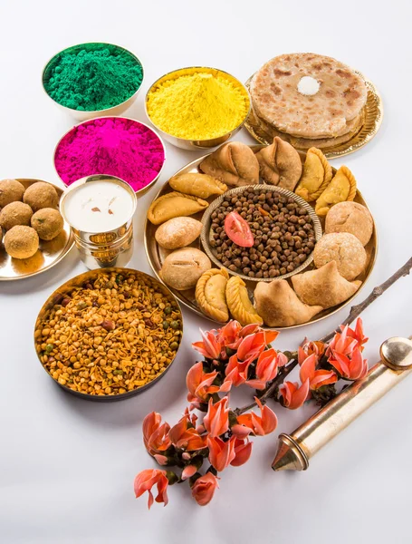 Holi festival food with colours, indian festival holi, samosa, kachori, laddu, gujiya, palash flower, thandai, farsan, puran poli or roti, indian festival of colours called holi — Stock Photo, Image