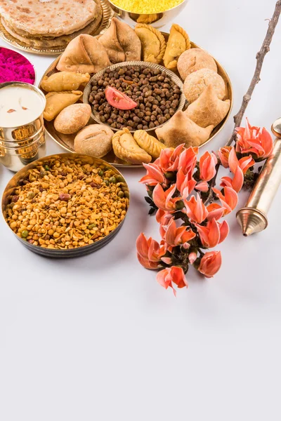 Holi festival voedsel met kleuren, Indiase festival holi, samosa, kachori, laddu, gujiya, palash bloem, thandai, farsan, puran poli of roti, Indiase festival van kleuren genoemd holi — Stockfoto
