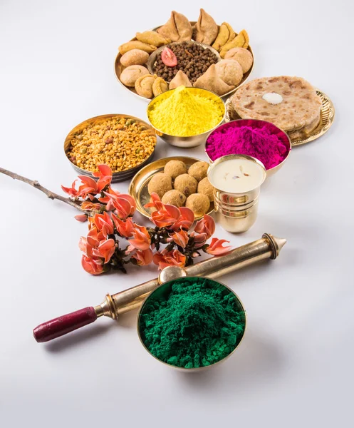 Holi festival food with colours, indian festival holi, samosa, kachori, laddu, gujiya, palash flower, thandai, farsan, puran poli or roti, indian festival of colours called holi — Stock Photo, Image