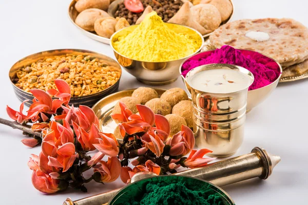 Holi festival voedsel met kleuren, Indiase festival holi, samosa, kachori, laddu, gujiya, palash bloem, thandai, farsan, puran poli of roti, Indiase festival van kleuren genoemd holi — Stockfoto