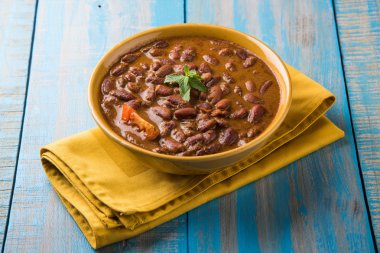 Hint yemekleri pişmiş kırmızı barbunya fasulyesi köri veya rajma veya rajmah