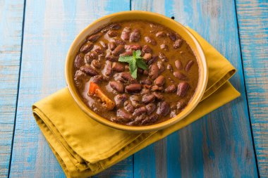 Hint yemekleri pişmiş kırmızı barbunya fasulyesi köri veya rajma veya rajmah