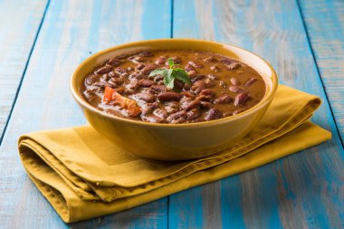 Hint yemekleri pişmiş kırmızı barbunya fasulyesi köri veya rajma veya rajmah