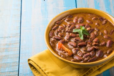 Hint yemekleri pişmiş kırmızı barbunya fasulyesi köri veya rajma veya rajmah