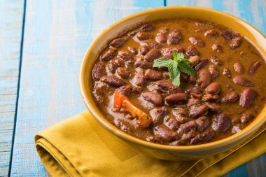 Hint yemekleri pişmiş kırmızı barbunya fasulyesi köri veya rajma veya rajmah