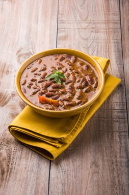 Hint yemekleri pişmiş kırmızı barbunya fasulyesi köri veya rajma veya rajmah