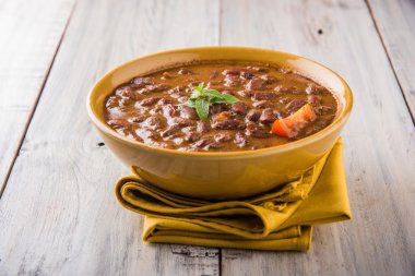 Hint yemekleri pişmiş kırmızı barbunya fasulyesi köri veya rajma veya rajmah