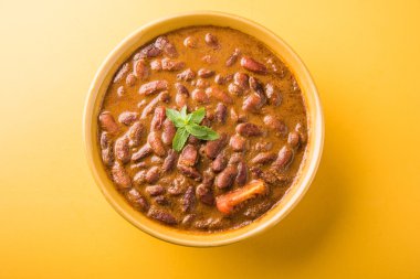 Hint yemekleri pişmiş kırmızı barbunya fasulyesi köri veya rajma veya rajmah