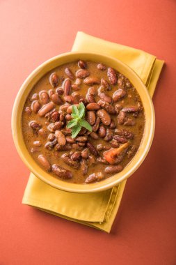 Hint yemekleri pişmiş kırmızı barbunya fasulyesi köri veya rajma veya rajmah