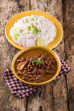 pişmiş kırmızı barbunya fasulyesi köri ve pişmiş basmati pirinç, rajma chawal veya rajma pirinç, geleneksel Kuzey Hint öğle, akşam yemeği veya kahvaltı menüsü
