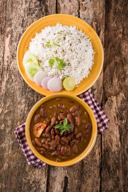 pişmiş kırmızı barbunya fasulyesi köri ve pişmiş basmati pirinç, rajma chawal veya rajma pirinç, geleneksel Kuzey Hint öğle, akşam yemeği veya kahvaltı menüsü