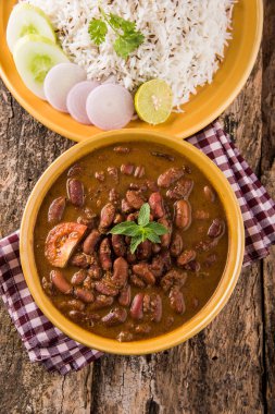 pişmiş kırmızı barbunya fasulyesi köri ve pişmiş basmati pirinç, rajma chawal veya rajma pirinç, geleneksel Kuzey Hint öğle, akşam yemeği veya kahvaltı menüsü