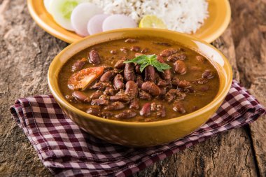 pişmiş kırmızı barbunya fasulyesi köri ve pişmiş basmati pirinç, rajma chawal veya rajma pirinç, geleneksel Kuzey Hint öğle, akşam yemeği veya kahvaltı menüsü