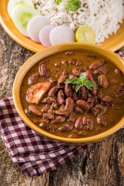pişmiş kırmızı barbunya fasulyesi köri ve pişmiş basmati pirinç, rajma chawal veya rajma pirinç, geleneksel Kuzey Hint öğle, akşam yemeği veya kahvaltı menüsü