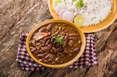 pişmiş kırmızı barbunya fasulyesi köri ve pişmiş basmati pirinç, rajma chawal veya rajma pirinç, geleneksel Kuzey Hint öğle, akşam yemeği veya kahvaltı menüsü