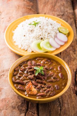 pişmiş kırmızı barbunya fasulyesi köri ve pişmiş basmati pirinç, rajma chawal veya rajma pirinç, geleneksel Kuzey Hint öğle, akşam yemeği veya kahvaltı menüsü