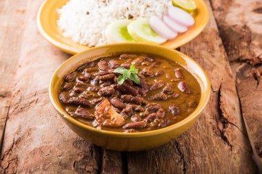 pişmiş kırmızı barbunya fasulyesi köri ve pişmiş basmati pirinç, rajma chawal veya rajma pirinç, geleneksel Kuzey Hint öğle, akşam yemeği veya kahvaltı menüsü