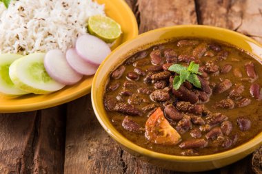 pişmiş kırmızı barbunya fasulyesi köri ve pişmiş basmati pirinç, rajma chawal veya rajma pirinç, geleneksel Kuzey Hint öğle, akşam yemeği veya kahvaltı menüsü