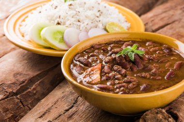 pişmiş kırmızı barbunya fasulyesi köri ve pişmiş basmati pirinç, rajma chawal veya rajma pirinç, geleneksel Kuzey Hint öğle, akşam yemeği veya kahvaltı menüsü