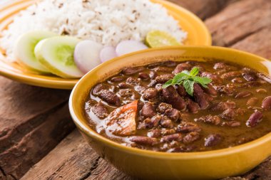 pişmiş kırmızı barbunya fasulyesi köri ve pişmiş basmati pirinç, rajma chawal veya rajma pirinç, geleneksel Kuzey Hint öğle, akşam yemeği veya kahvaltı menüsü
