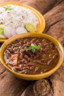 pişmiş kırmızı barbunya fasulyesi köri ve pişmiş basmati pirinç, rajma chawal veya rajma pirinç, geleneksel Kuzey Hint öğle, akşam yemeği veya kahvaltı menüsü