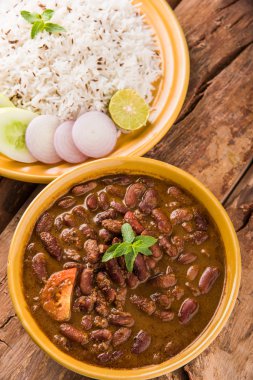 pişmiş kırmızı barbunya fasulyesi köri ve pişmiş basmati pirinç, rajma chawal veya rajma pirinç, geleneksel Kuzey Hint öğle, akşam yemeği veya kahvaltı menüsü