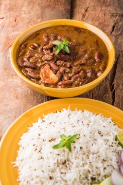 pişmiş kırmızı barbunya fasulyesi köri ve pişmiş basmati pirinç, rajma chawal veya rajma pirinç, geleneksel Kuzey Hint öğle, akşam yemeği veya kahvaltı menüsü