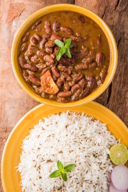 pişmiş kırmızı barbunya fasulyesi köri ve pişmiş basmati pirinç, rajma chawal veya rajma pirinç, geleneksel Kuzey Hint öğle, akşam yemeği veya kahvaltı menüsü