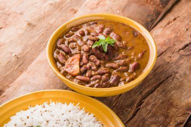pişmiş kırmızı barbunya fasulyesi köri ve pişmiş basmati pirinç, rajma chawal veya rajma pirinç, geleneksel Kuzey Hint öğle, akşam yemeği veya kahvaltı menüsü