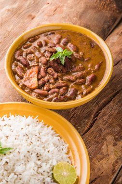 pişmiş kırmızı barbunya fasulyesi köri ve pişmiş basmati pirinç, rajma chawal veya rajma pirinç, geleneksel Kuzey Hint öğle, akşam yemeği veya kahvaltı menüsü