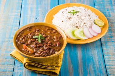 pişmiş kırmızı barbunya fasulyesi köri ve pişmiş basmati pirinç, rajma chawal veya rajma pirinç, geleneksel Kuzey Hint öğle, akşam yemeği veya kahvaltı menüsü