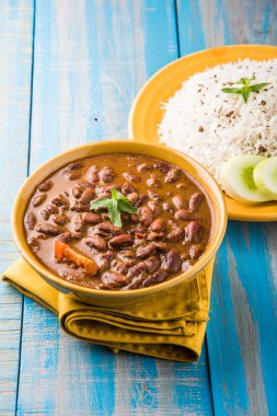 pişmiş kırmızı barbunya fasulyesi köri ve pişmiş basmati pirinç, rajma chawal veya rajma pirinç, geleneksel Kuzey Hint öğle, akşam yemeği veya kahvaltı menüsü