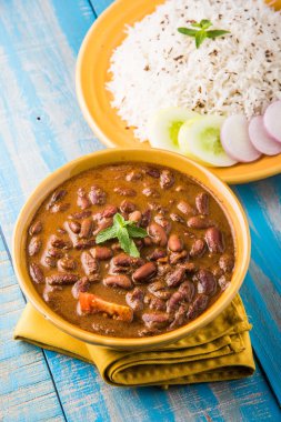 pişmiş kırmızı barbunya fasulyesi köri ve pişmiş basmati pirinç, rajma chawal veya rajma pirinç, geleneksel Kuzey Hint öğle, akşam yemeği veya kahvaltı menüsü