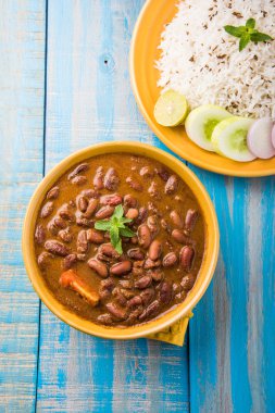 pişmiş kırmızı barbunya fasulyesi köri ve pişmiş basmati pirinç, rajma chawal veya rajma pirinç, geleneksel Kuzey Hint öğle, akşam yemeği veya kahvaltı menüsü